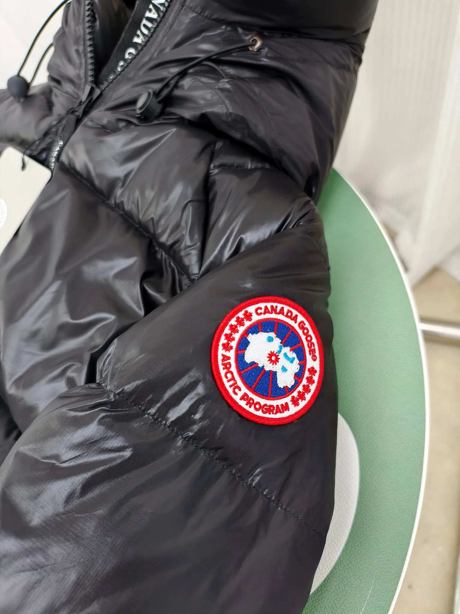 P940 ————2239L women's model (high version) Canada goose Cypress down jacket The new model of the Cypress series makes you stand out. This down jacket is an ideal winter piece. This style is filled with white duck down. Featuring a thin, channel-filled construction with lightweight fabrics and trim, it feels lightweight and adds warmth. The chin-protecting suede knit stand-up collar is soft and adds comfort. An adjustable down hood with cord closure adds warmth and protection against the elements. The back is designed with the iconic double-stripe black reflective decorative stripes to make you more visible in dim environments. The inner layer has removable elastic straps, making the jacket easy to carry on the shoulder and hands-free. Side zipper gusset dries and breathes when moving. Color: black with red label, silver birch Size: XS-2XL